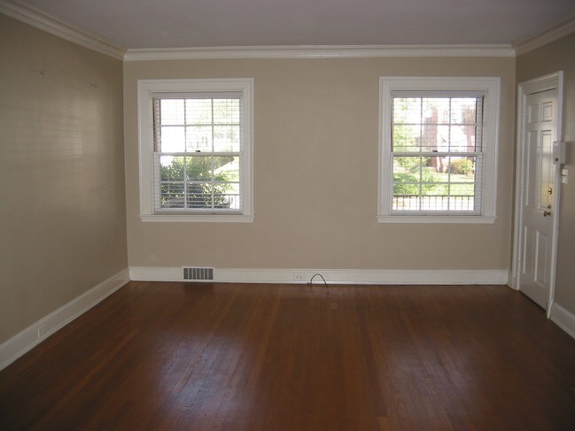 Living room facing front yard - 1021 Minerva Ave