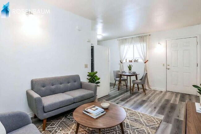 Foto del edificio - 770 N Dodge Blvd