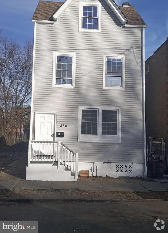 Building Photo - 530 Lamberton St