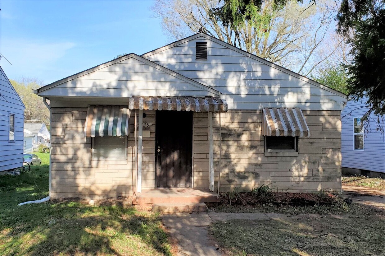 Primary Photo - 3729 Kinnear Ave