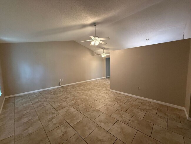 Foto del edificio - Spacious 2 Bedroom, 2 Bath, 2 car garage Home For Rent in New Port Richey!