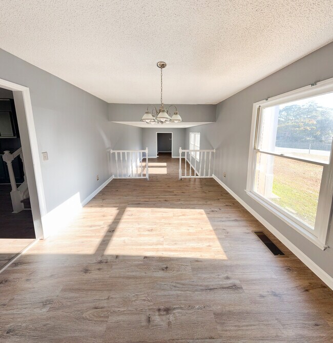 Building Photo - 946 Rim Rd