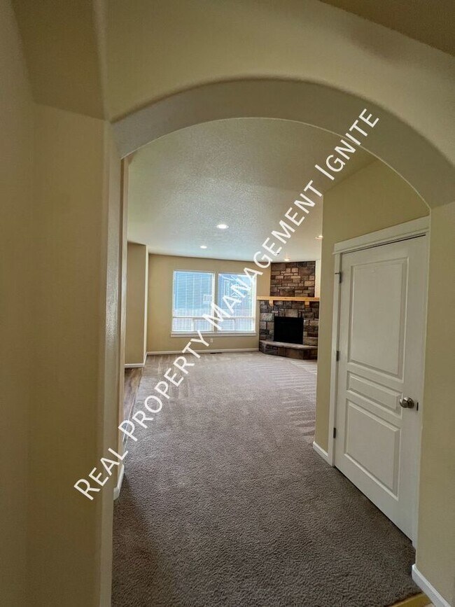 Building Photo - 4 Bedroom Redmond Home