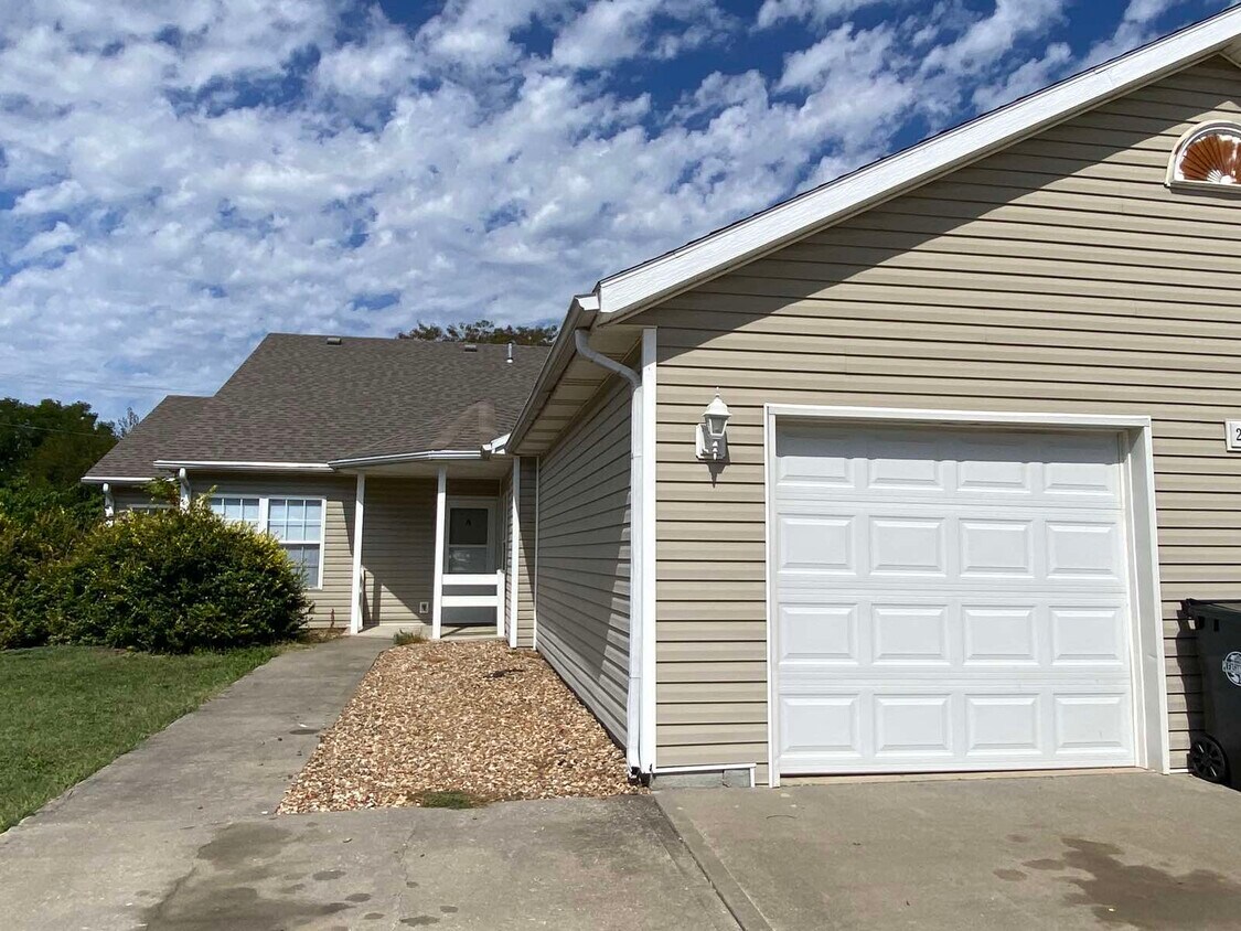 Foto principal - 2127 Highridge Dr