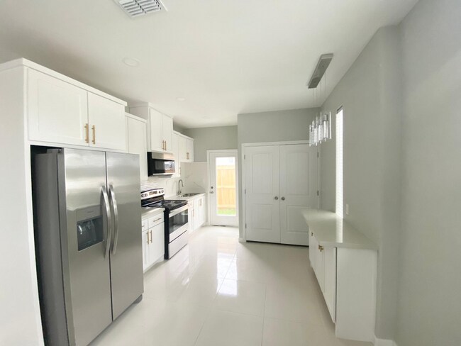 Building Photo - 305 W Rutherford Ave