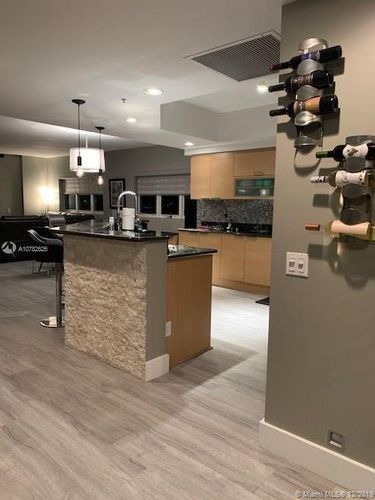 Foto del edificio - 14951 Royal Oaks Ln
