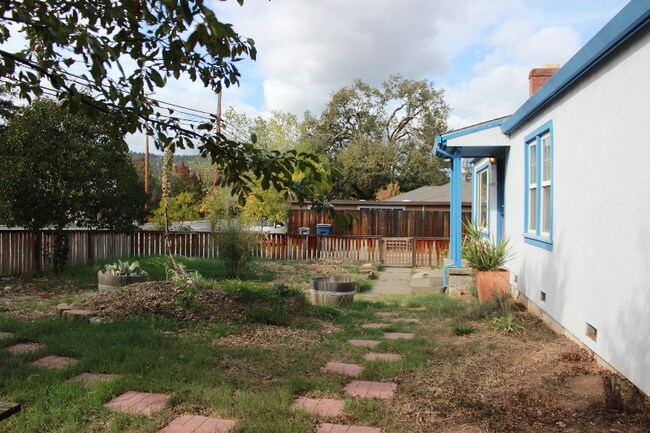 Foto del edificio - 1010 S Cloverdale Blvd