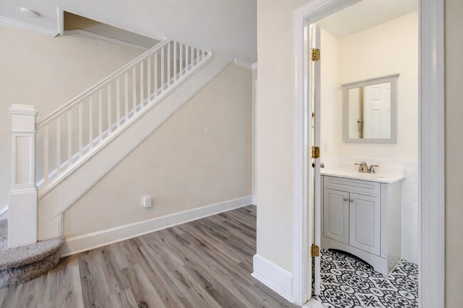 Building Photo - 1909 W 8th St