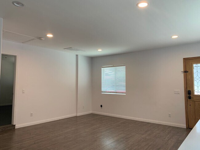 Foto del edificio - Beautiful 4 Bedroom, 2 Bathroom Sylmar House for Lease (Main House)!