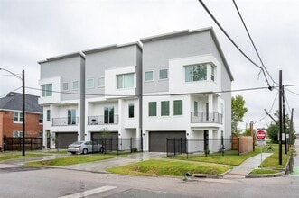 Building Photo - 2102 Live Oak St