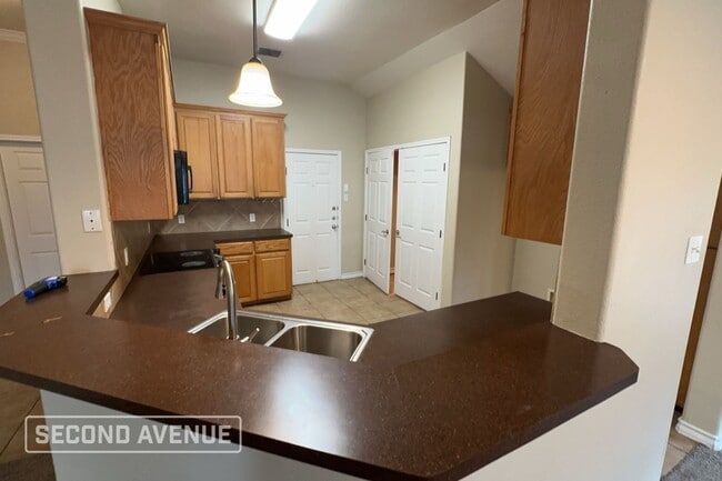 Building Photo - 1011 Forest Oak Dr