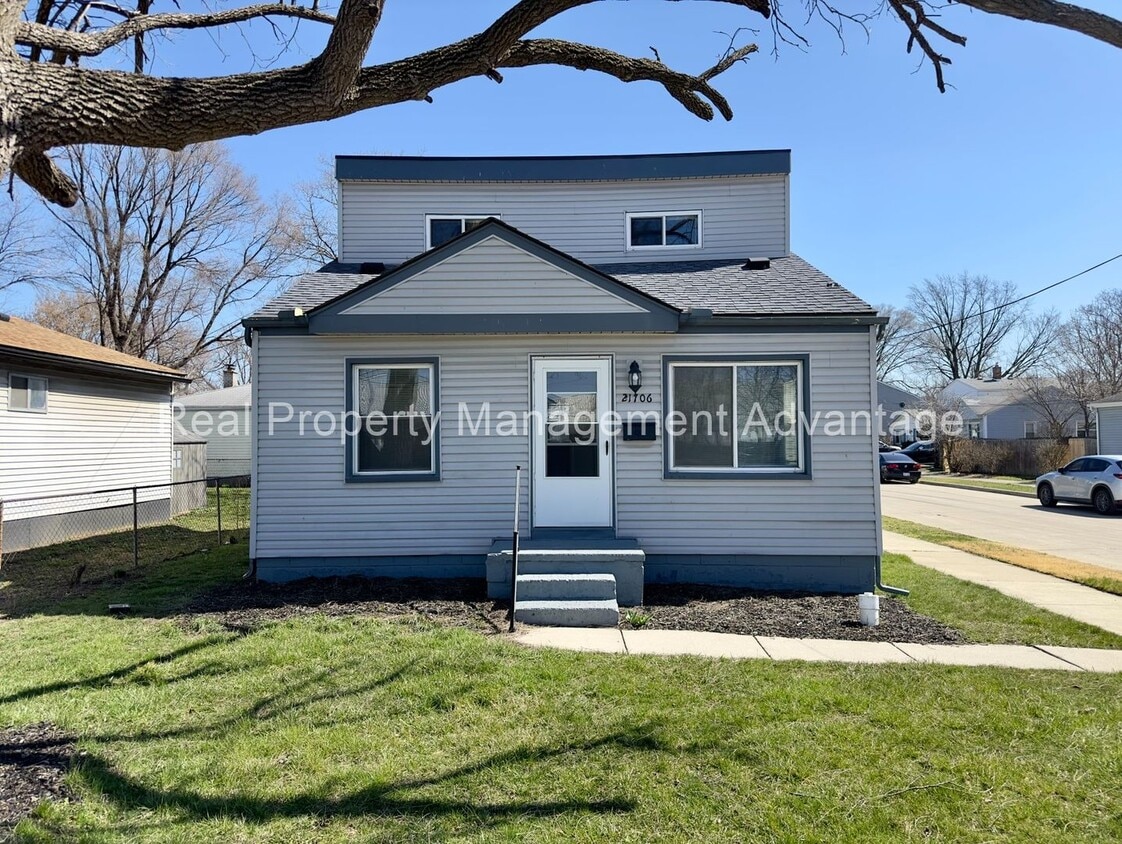 Primary Photo - Beautifully Updated 3-Bedroom with Large O...
