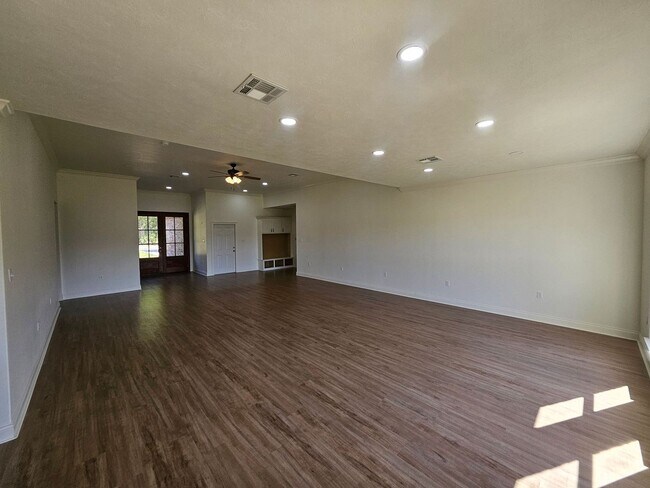 Foto del edificio - 748 Lockhart Cutoff Rd