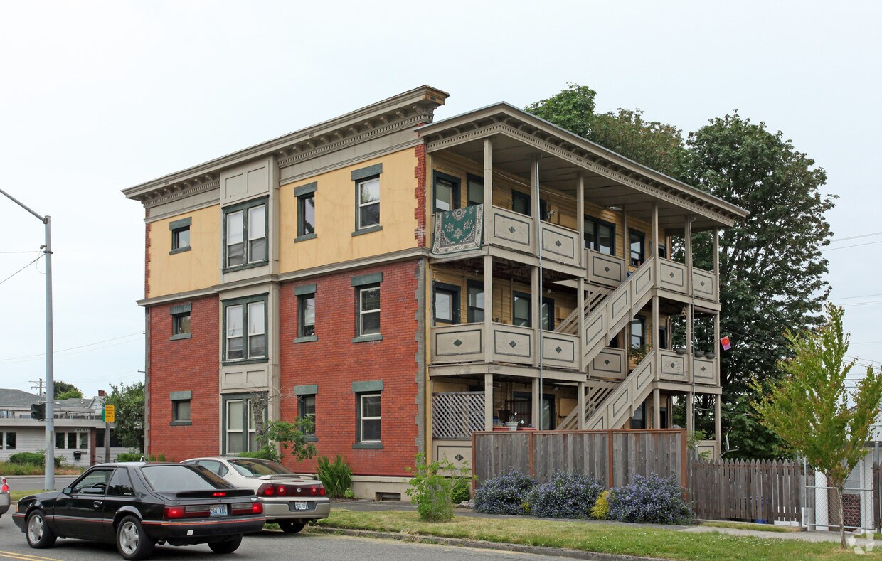 Building Photo - McIlvaine Apartments