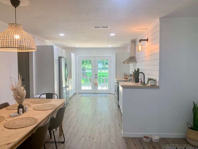 Building Photo - 310 Milam St