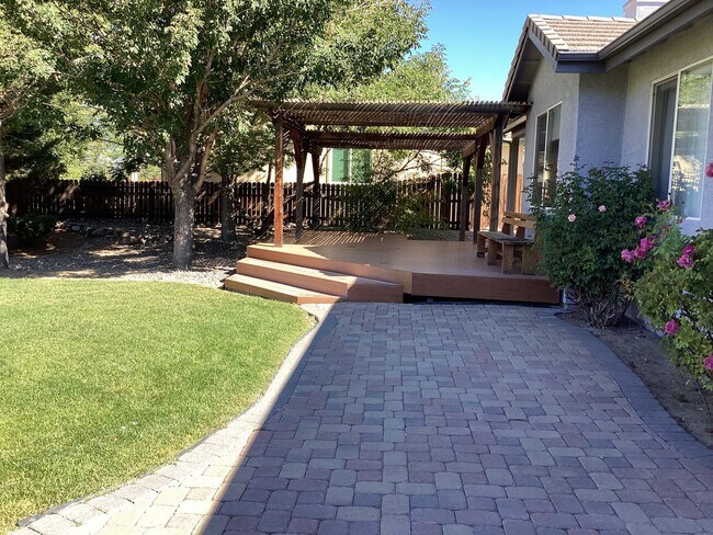 Building Photo - BEAUTIFUL 4 BEDROOM 2 BATHROOM HOME, GORGE...