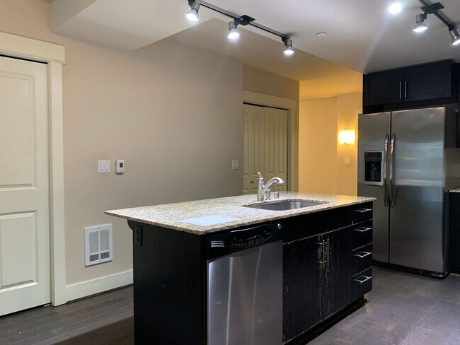 Foto del edificio - Excellent Location! Large 1 Bd plus den 1.5 Ba minutes to Downtown