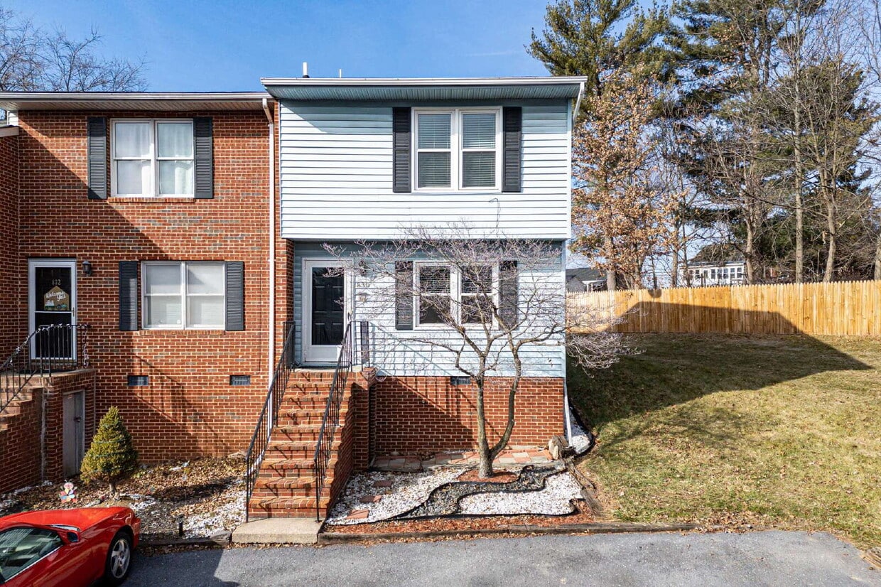 3-Bedroom Townhouse with Yard & Privacy in Harrisonburg - 3-Bedroom Townhouse with Yard & Privacy in Harrisonburg