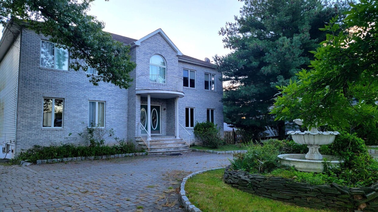 92 Forest Ave, Paramus, NJ 07652 House Rental in Paramus, NJ
