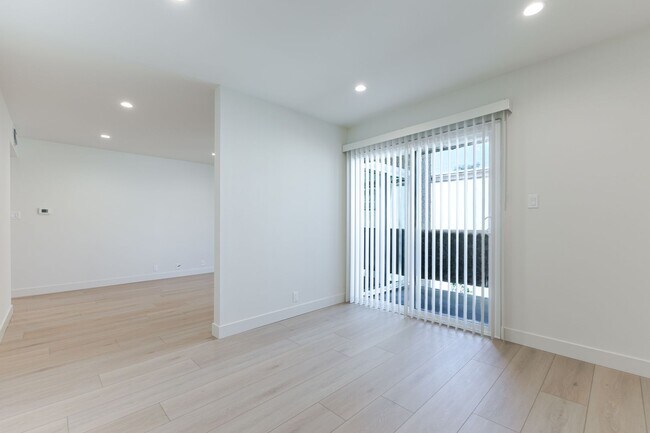 Foto del edificio - ? Spacious 2 Bed, 2 Bath in Prime Glendale...