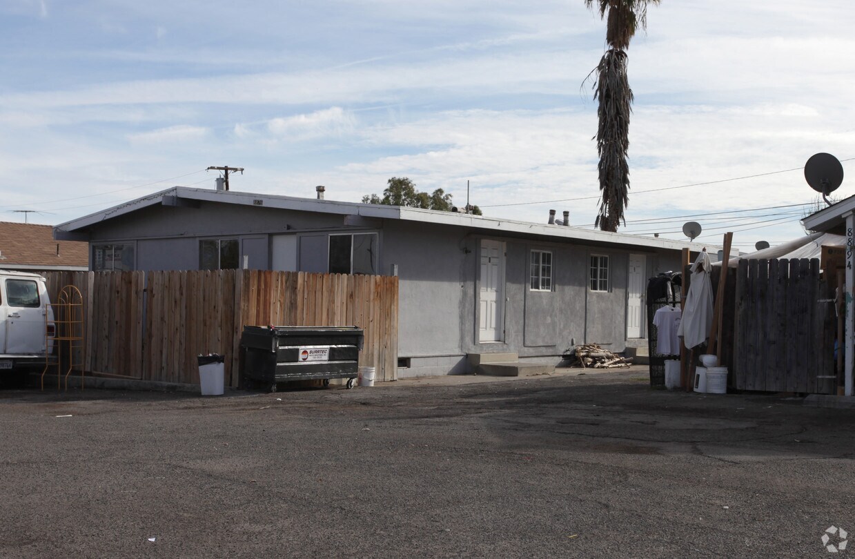 Foto principal - 8858-8894 Cypress Ave