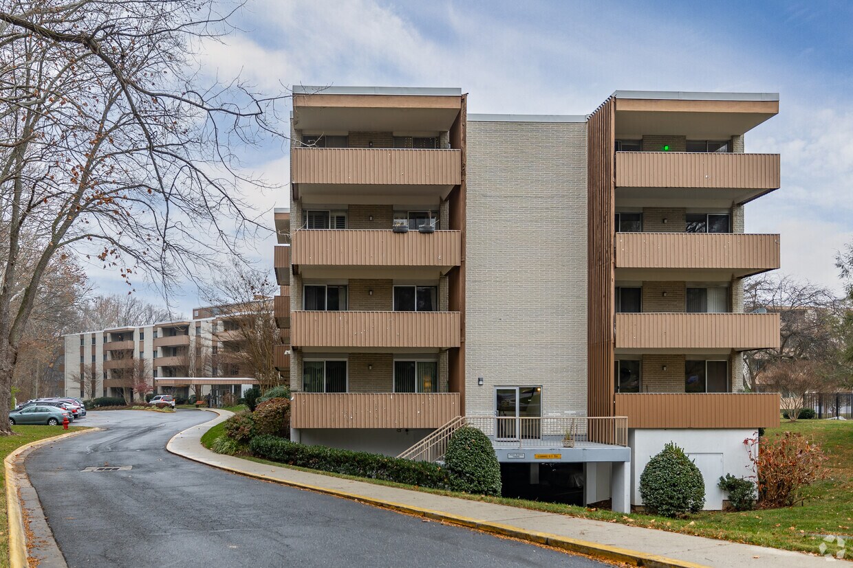 7501-7505 Bulevar Democracia - Lakeside Terrace