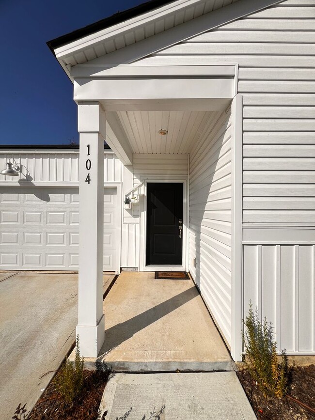 Building Photo - 104 Red Dogwood Ln