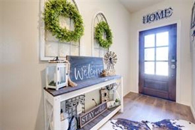 Building Photo - Open floor plan with custom upgrades, 4 be...