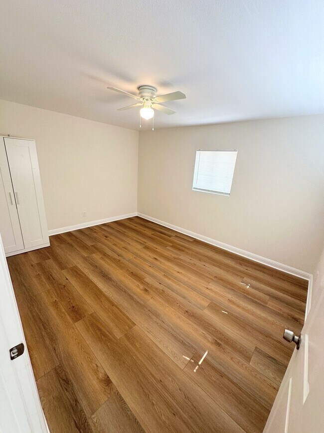 Building Photo - 5 bedrooms, 1.5 baths with parking off Sun...