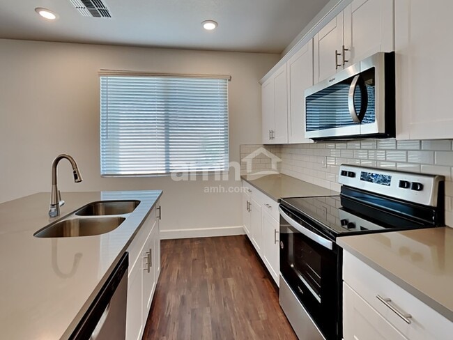 Foto del edificio - 17122 Puget Ave