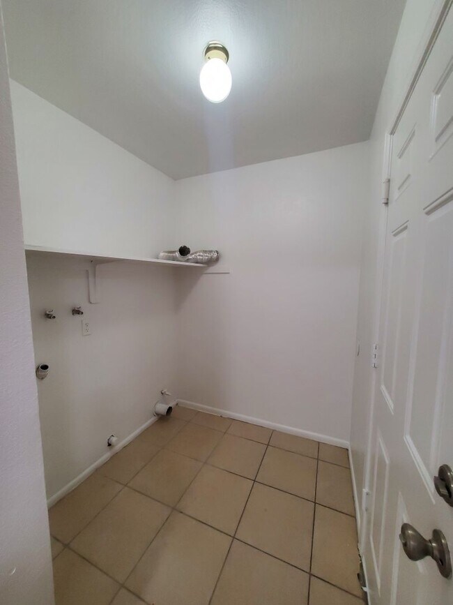 Building Photo - 3 Bedroom single level home- garage - fire...
