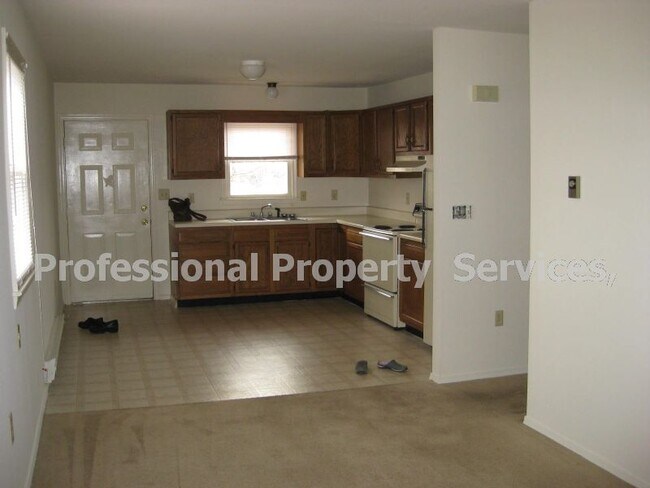 Foto del edificio - Spacious 2-Bedroom, 1-Bath Duplex  Second Floor