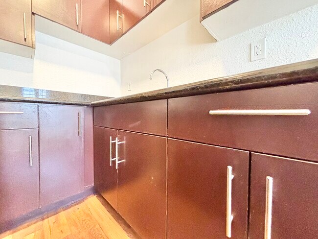 Building Photo - 5600 Fernwood Ave. Hollywood, CA 90028