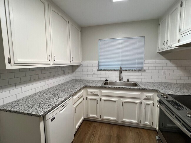 Building Photo - 470 Java St