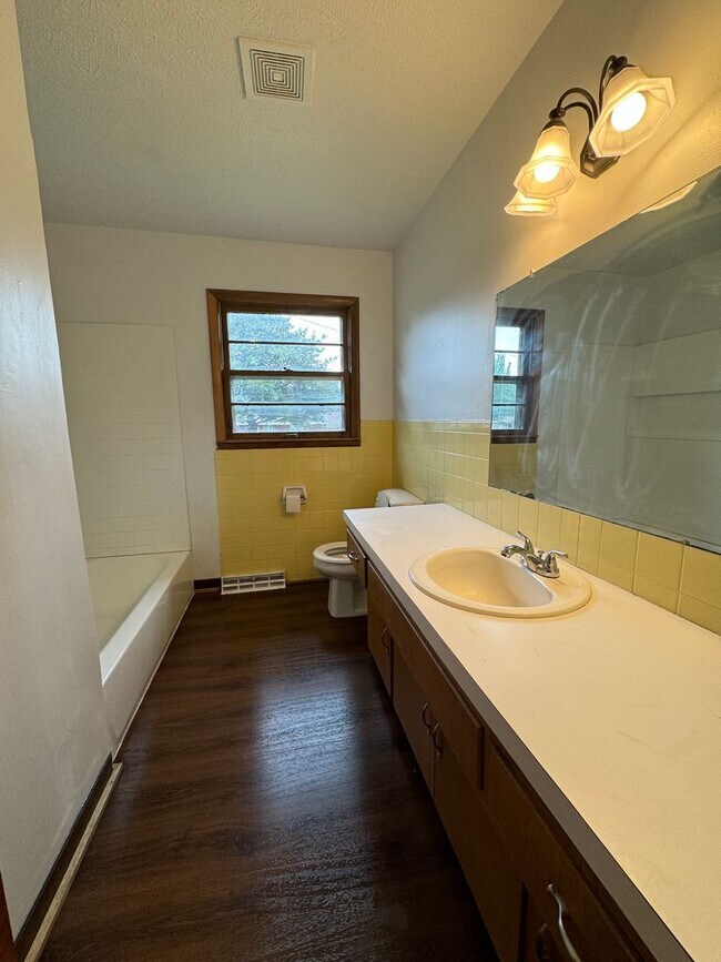 Foto del edificio - Adorable 3 bedroom 1 bath 1 car garage