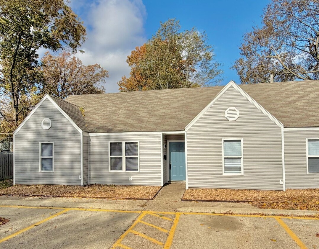 Newly Renovated 2 Bed / 1 Bath Apartment in Truman. READY NOW! - Newly Renovated 2 Bed / 1 Bath Apartment in Truman.  READY NOW!