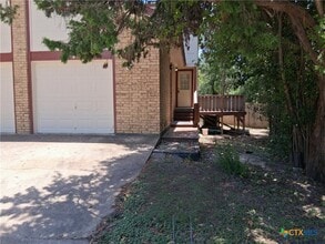 Building Photo - 130 Wind Ridge Dr