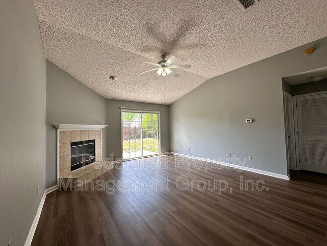 Foto del edificio - 13012 Staffordshire Dr S