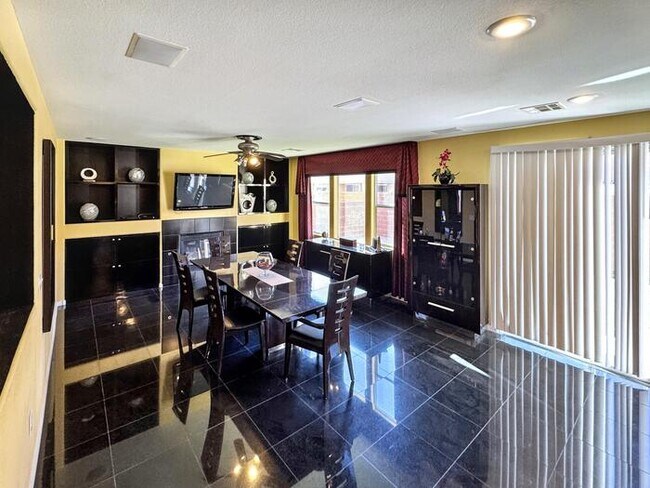 Foto del edificio - 6725 Yellowhammer Pl