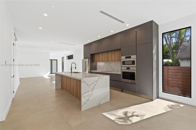 Foto del edificio - 3026 Aviation Ave