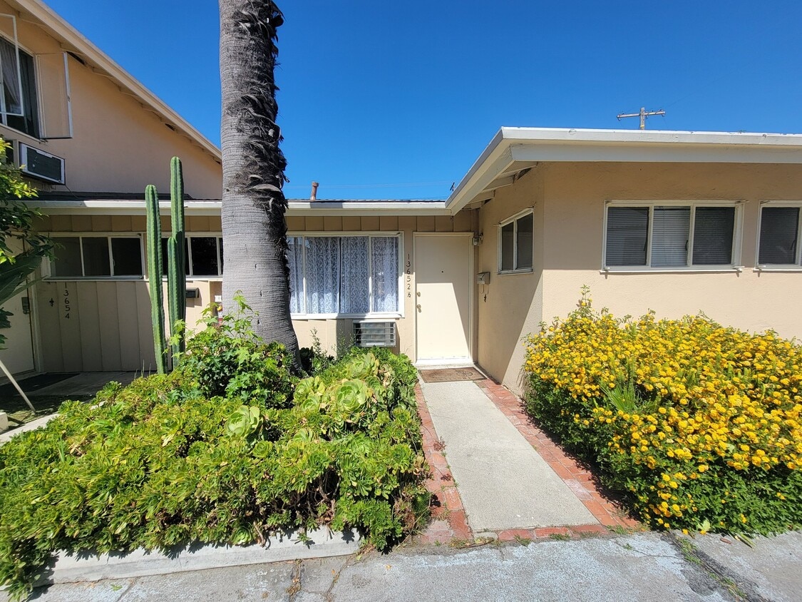 Photo - 13652 1/2 Wyandotte St (Los Angeles, CA)