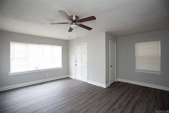 Foto del edificio - 123 Saunders Dr