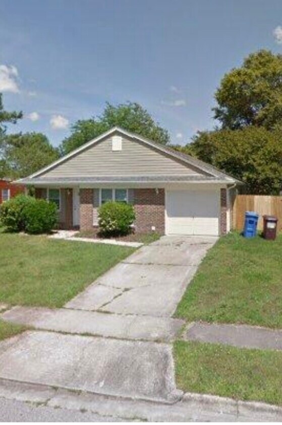 Foto principal - 1209 Dragon Ln