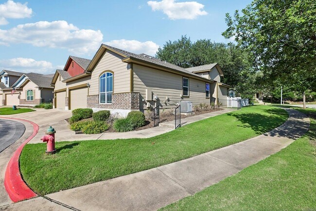 Building Photo - 711 Rolling Oak Dr
