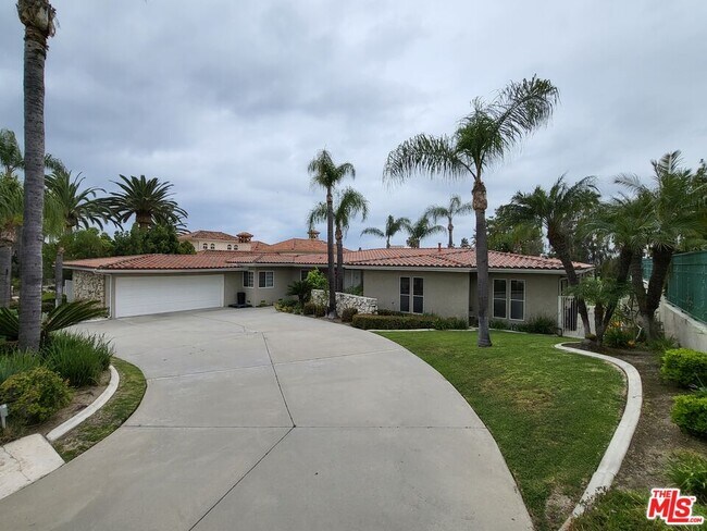 Foto del edificio - 8697 Hillcrest Rd