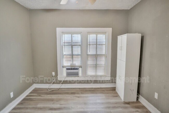 Building Photo - 2126 S Laredo St