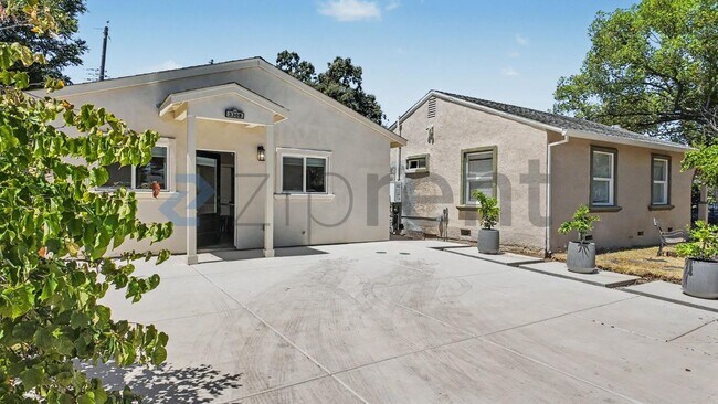Building Photo - Unit ADU
