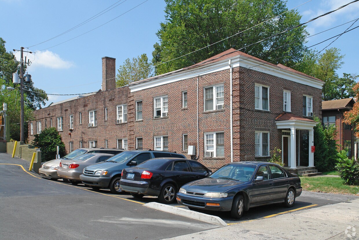 Foto principal - 1043 Saint Charles Ave NE