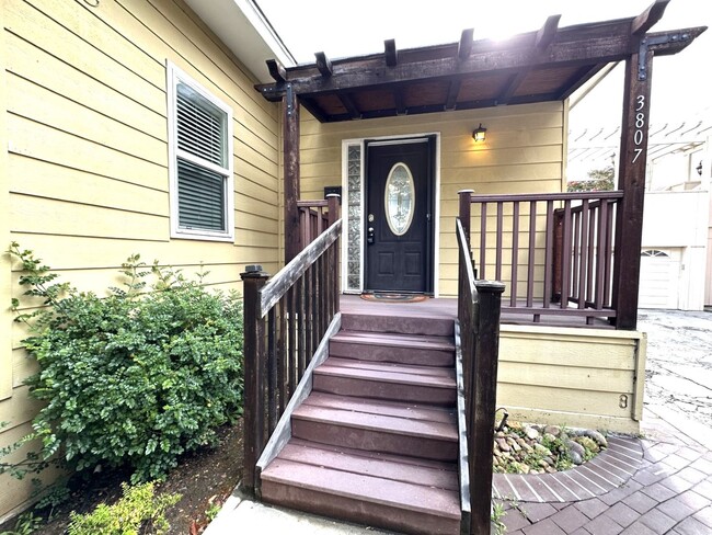 Building Photo - Hillcrest 1-Bedroom Duplex w/Parking and L...