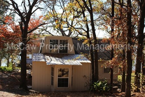 Building Photo - Great three bedroom home right off the lake